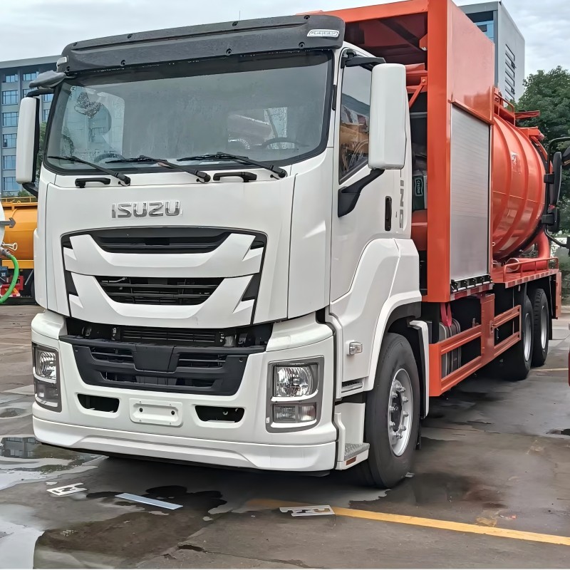 Camion per la pulizia con aspirazione a vuoto